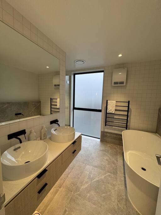 Black-Luxe Living In The Heart Of City Apartment Christchurch Bagian luar foto