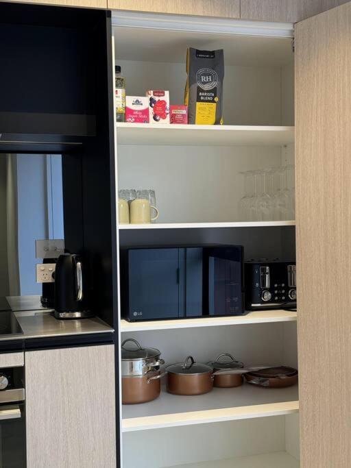 Black-Luxe Living In The Heart Of City Apartment Christchurch Bagian luar foto